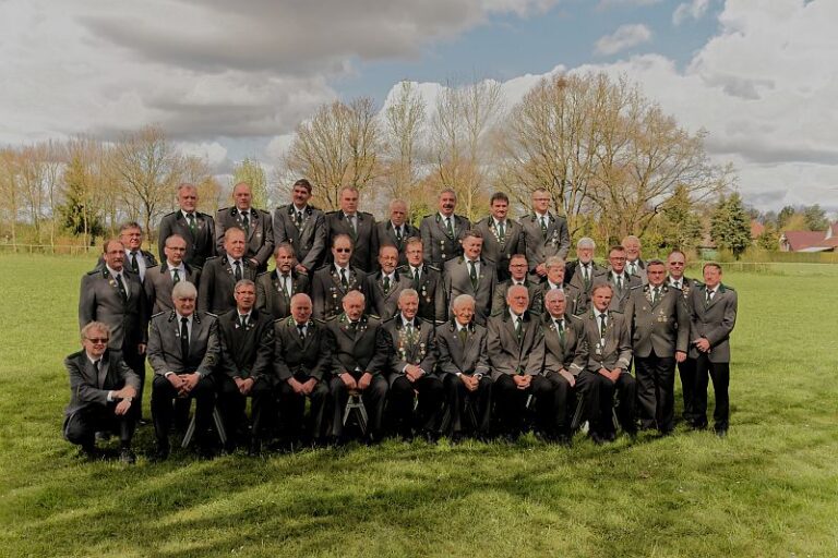 „Sonntagsschützen Eversen“ verewigen sich mit Gruppenfoto zum 35-jährigen Bestehen