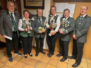 Kaiserschießen 2024. V.l. n. r. Michael Röhrs, Christa Cordes, Kaiser Bernd Gottschlich, Kaiserin Anke Brandt, Heinz Helms und Hauke Scharfenberg