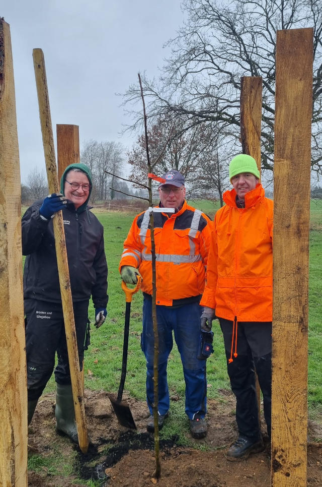 Apfelbaumwarte Die Königshelfer. V. l. n. r. er 1.Vorsitzende Thomas Röder, König Martin Gralher und Hauptmann Björn Frieling
