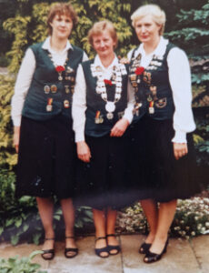 Damenbeste 1984. V.l.n.r. 1. Begleiterin Ulrike Röhrs. Damenbeste Marianne Frieling und die 2.Begleiterin Renate Hubach