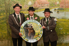Auf dem Foto sind von links nach rechts, der zweite Begleiter Christoph Brammer, in der Mitte der Jugendkönig Rene-Marc Köhler und rechts daneben, der erste Begleiter Kai Winterhoff