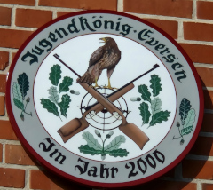 Scheibe des Jugendkönigs im Jahr 2000. Auf der Scheibe ist ein Adler, zwei gekreuzten Gewehren, Eichenblättern und der Inschrift Jugendkönig Im Jahr 2000